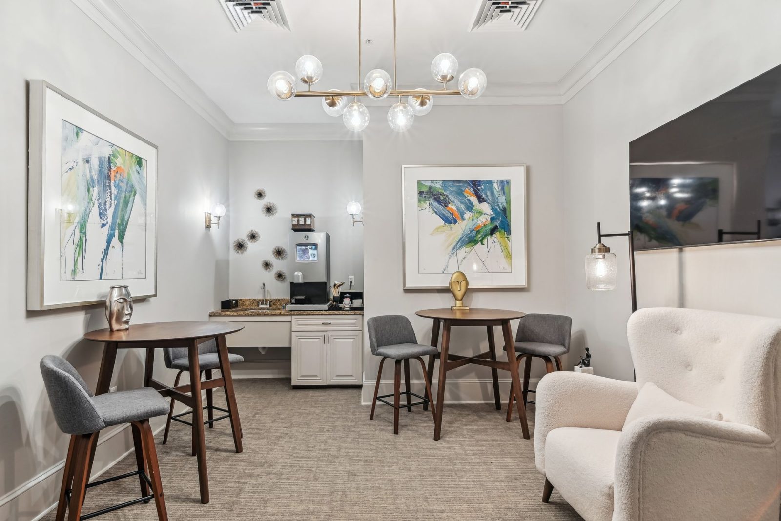 2100 Queens — amenities