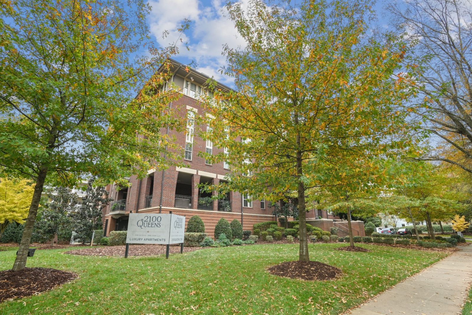 2100 Queens — amenities