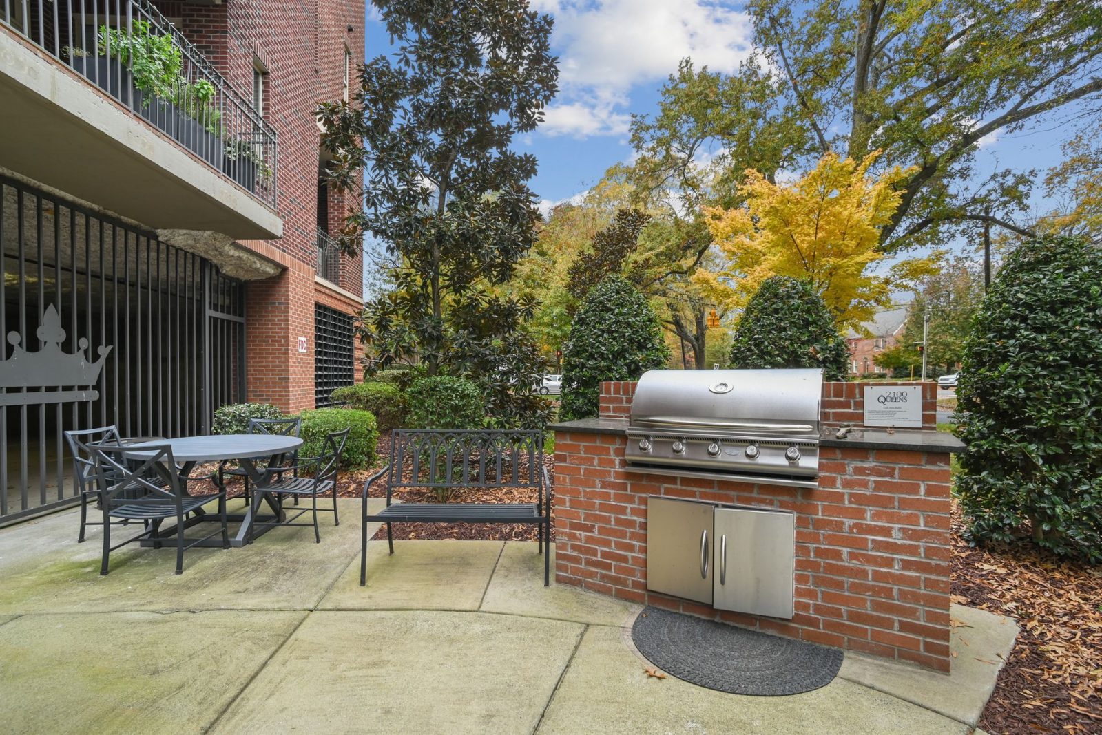 2100 Queens — amenities