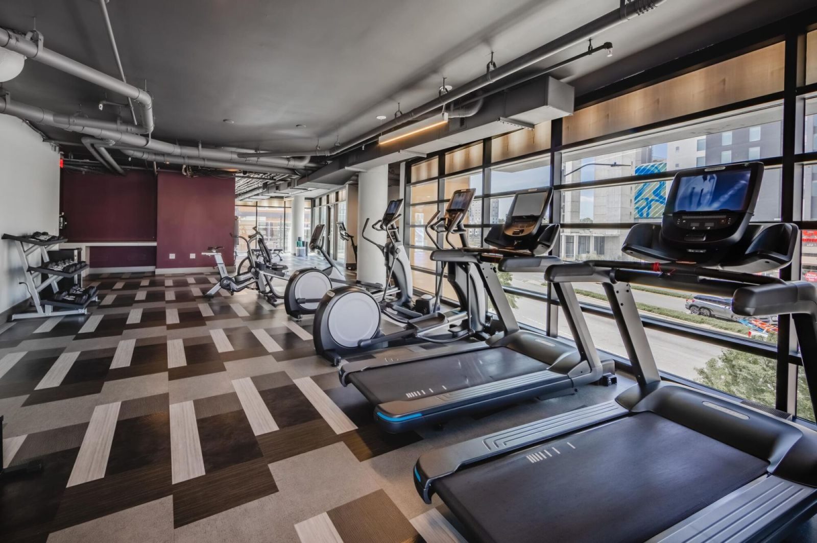 Uptown 550 — amenities